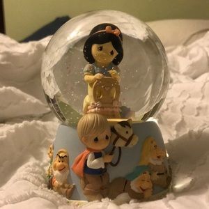 Italian princess Snow White singing snowglobe